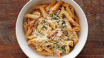 Noodles & Company réalise des économies et améliore la satisfaction des employés grâce à une gestion de flotte, comparativement à son ancien programme de remboursement.